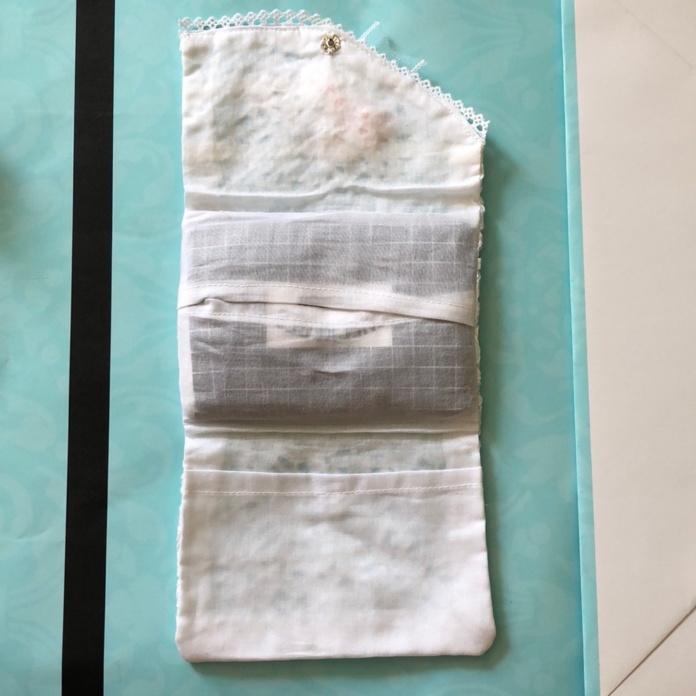 Tissue holder - Picture 2 of 4